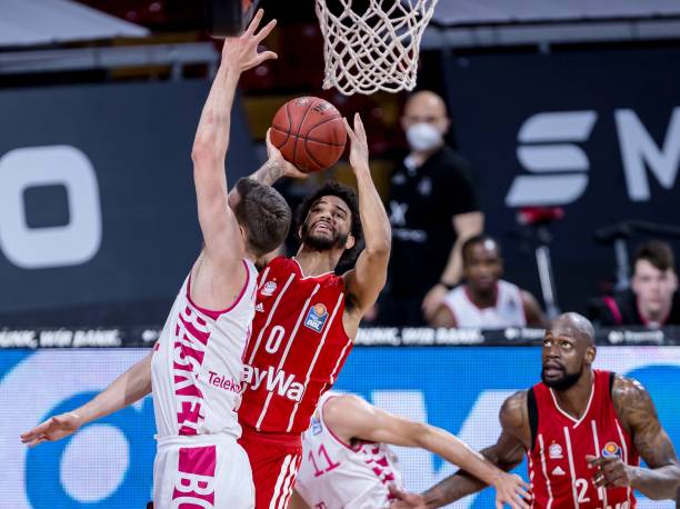 正是凭借更 正是凭借更